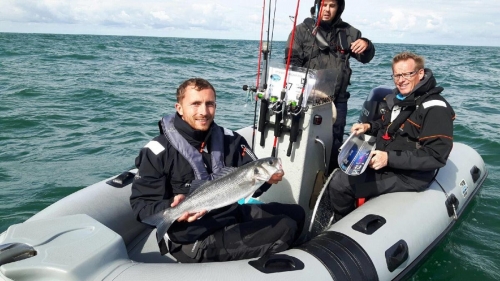 Mesure du poisson par le commissaire et remise à l eau immédiate