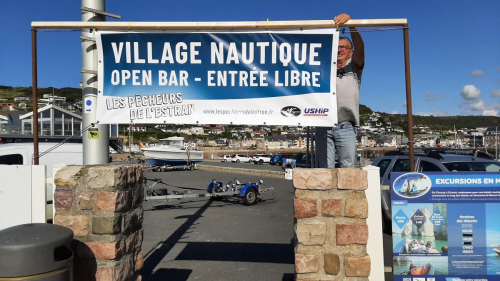 2 Denis banderole village